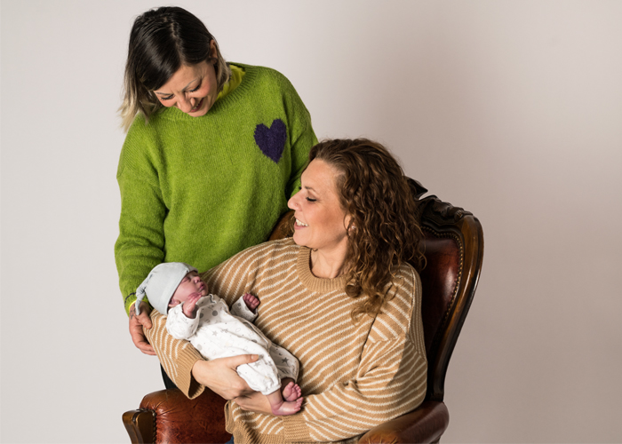 Lorena spiega a una mamma la corretta posizione per tenere in braccio il neonato Fotografia Lorena che spiega a una mamma la corretta posizione per tenere in braccio il neonato