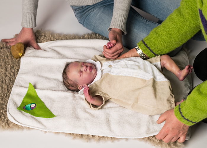 Lorena spiega a una mamma come posizionare sdraiato il neonato Fotografia Lorena mentre Lorena spiega a una mamma come posizionare sdraiato il neonato